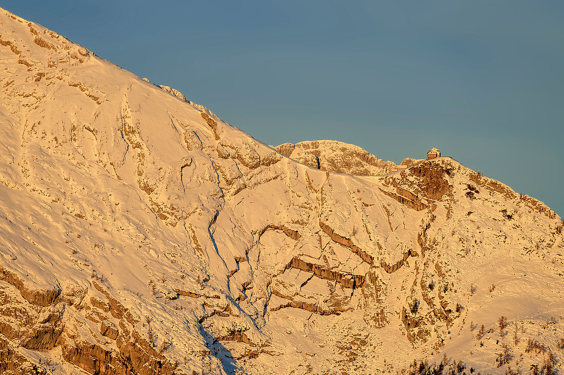Alpenglühen am verschneiten Watzmann mit Watzmannhaus, Berchtesgaden, Nationalpark Berchtesgaden, Berchtesgadener Alpen, Oberbayern, Bayern, Deutschland
