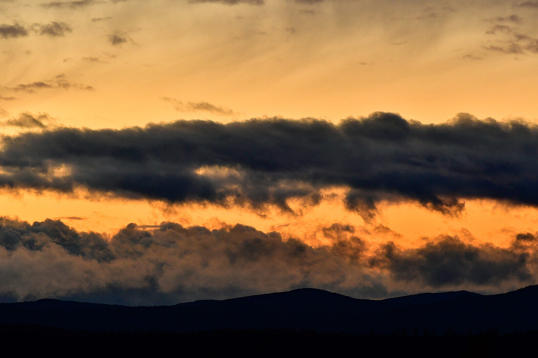Abenddämmerung mit Wolken über den Bergen am Siljansee, Dalarna, Schweden