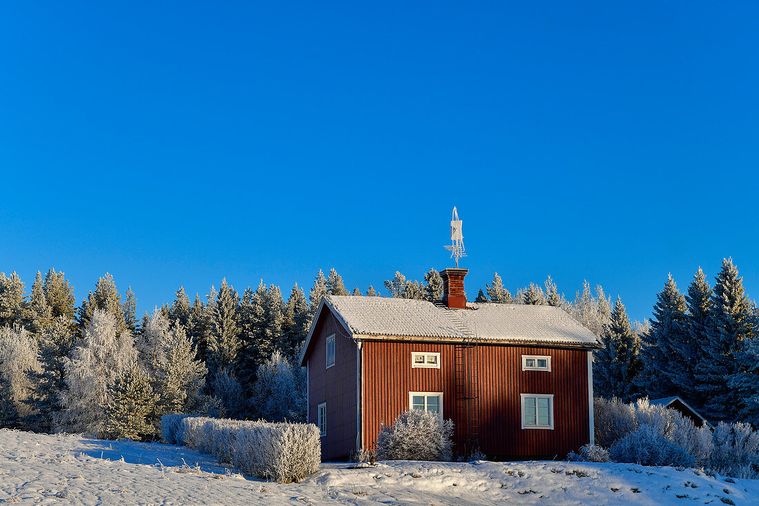 Typisches Schwedenhaus im tiefen Winter, bei Dorotea, Västerbottens Län, Schweden