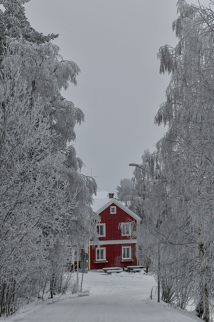 Rotes Schwedenhaus im Winter, Vilhelmina, Västerbottens Län, Schweden