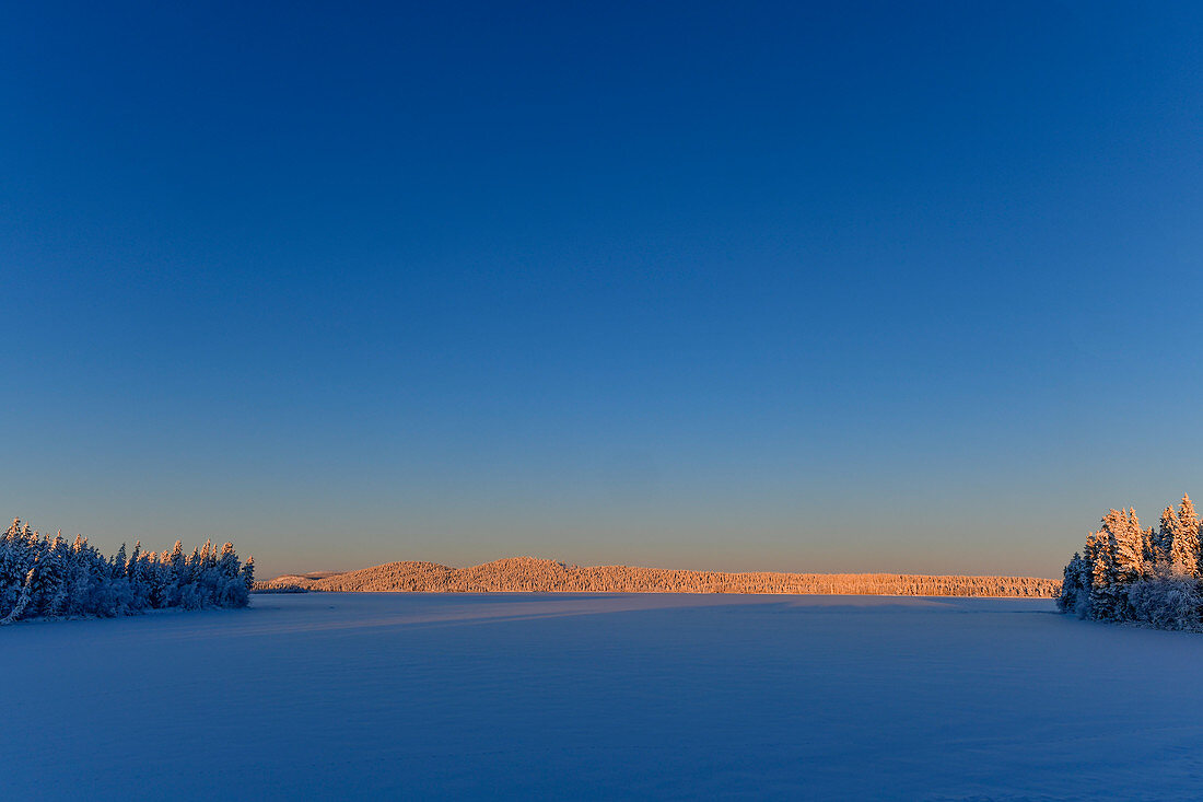 Winterlandschaft an einem einsamen, zugefrorenen See, Mellanström, Lappland, Schweden
