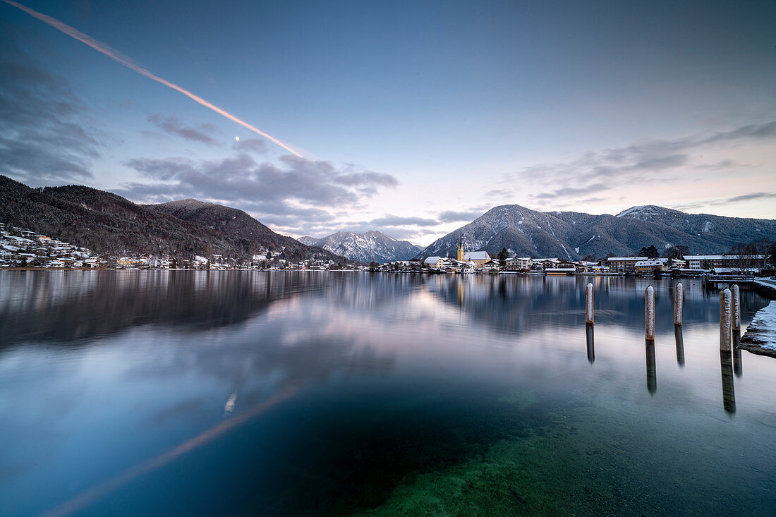 Blick über den winterlichen Tegernsee auf die Ortschaft Rottach-Egern mit der Kirche Sankt Laurentius, Bayern, Deutschland.