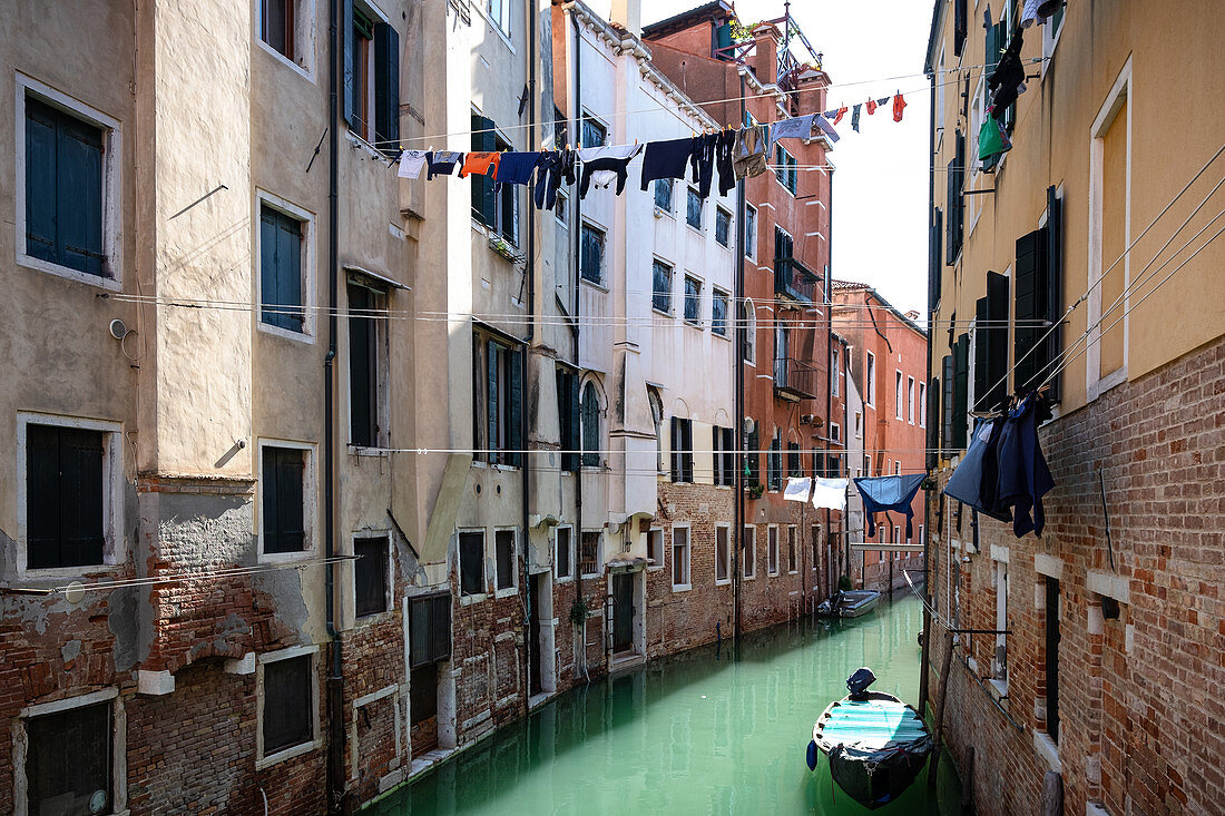 Blick auf eine Hausfassade mit Wäscheleine in Cannaregio, Venedig, Venetien, Italien, Europa