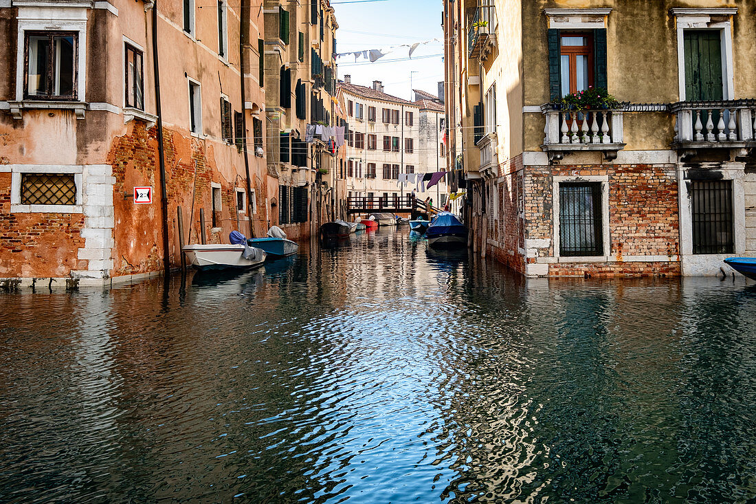 Blick einen Kanal und Fassaden in Cannaregio, Venedig, Venetien, Italien, Europa