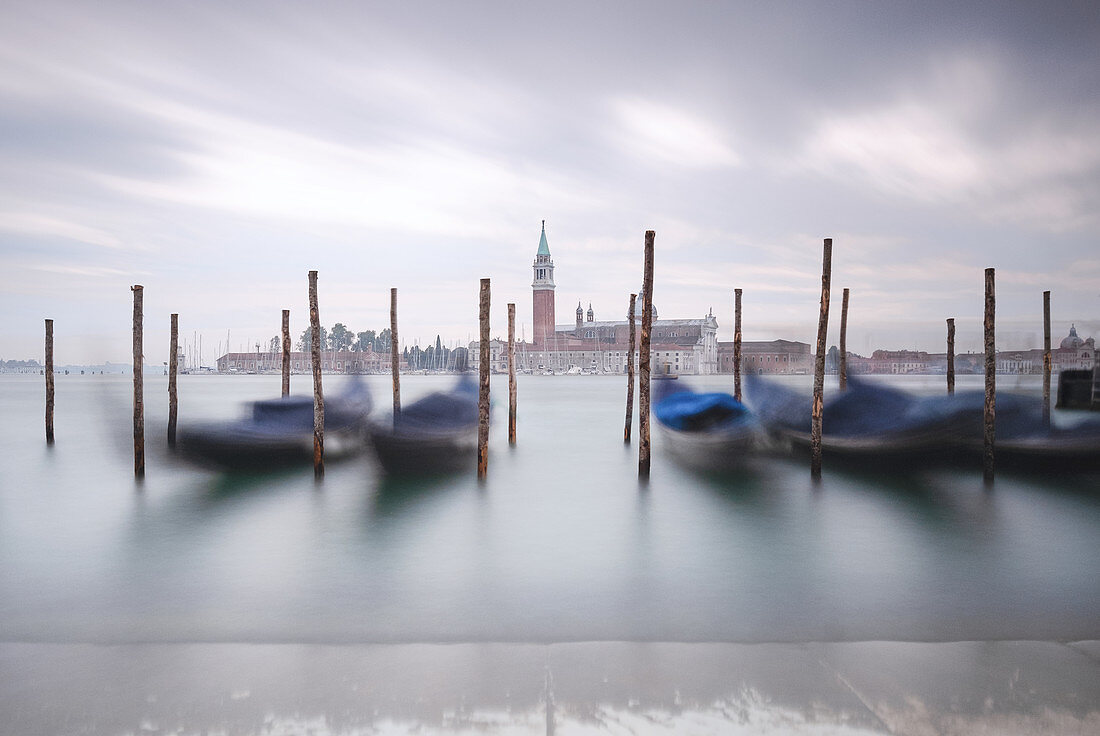 Blick auf die Venezianischen Gondeln am Markusplatz, im Hindergrund die Insel San Giorgio, Venedig, Venetien, Italien, Europa