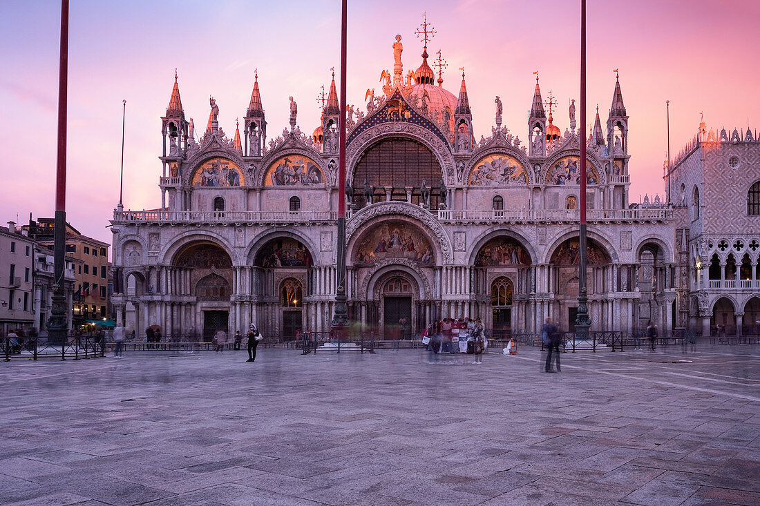 Blick auf den Markusdom bei Sonnenuntergang, Basilica San Marco, Markusplatz, Piazza San Marco, Venedig, Venetien, Italien, Europa