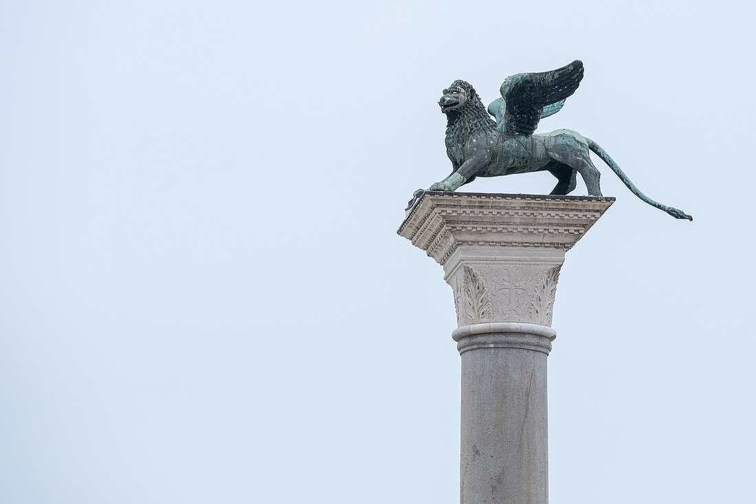 Blick auf den Markuslöwe, die Bronzestatue das Wahrzeichen von Venedig thront auf der Säule auf dem Markusplatz, san Marco, Venedig, Venetien, Italien, Europa