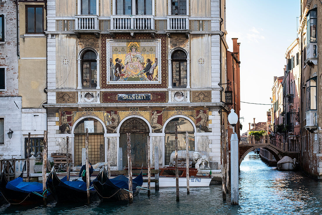 Blick auf die Mosaik Fassade des Palazzo Salviati am Canale Grande, Venedig, Venetien, Italien, Europa