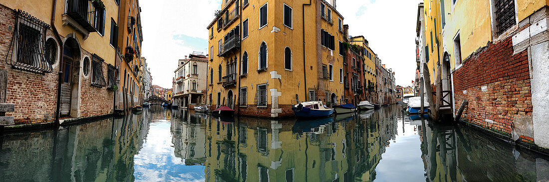 Panorama von einem Kanal mit Booten in Cannaregio, Venedig, Venetien, Italien, Europa