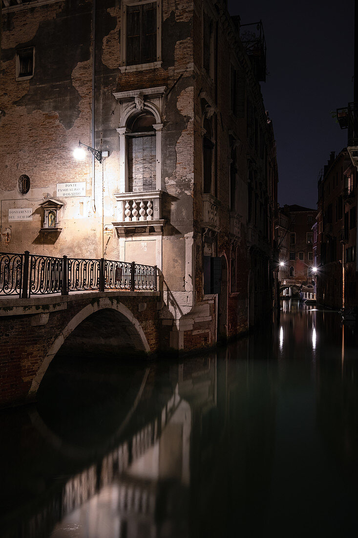 Blick auf einen Kanal mit Brücke bei Nacht in San Marco, Venedig, Venetien, Italien, Europa