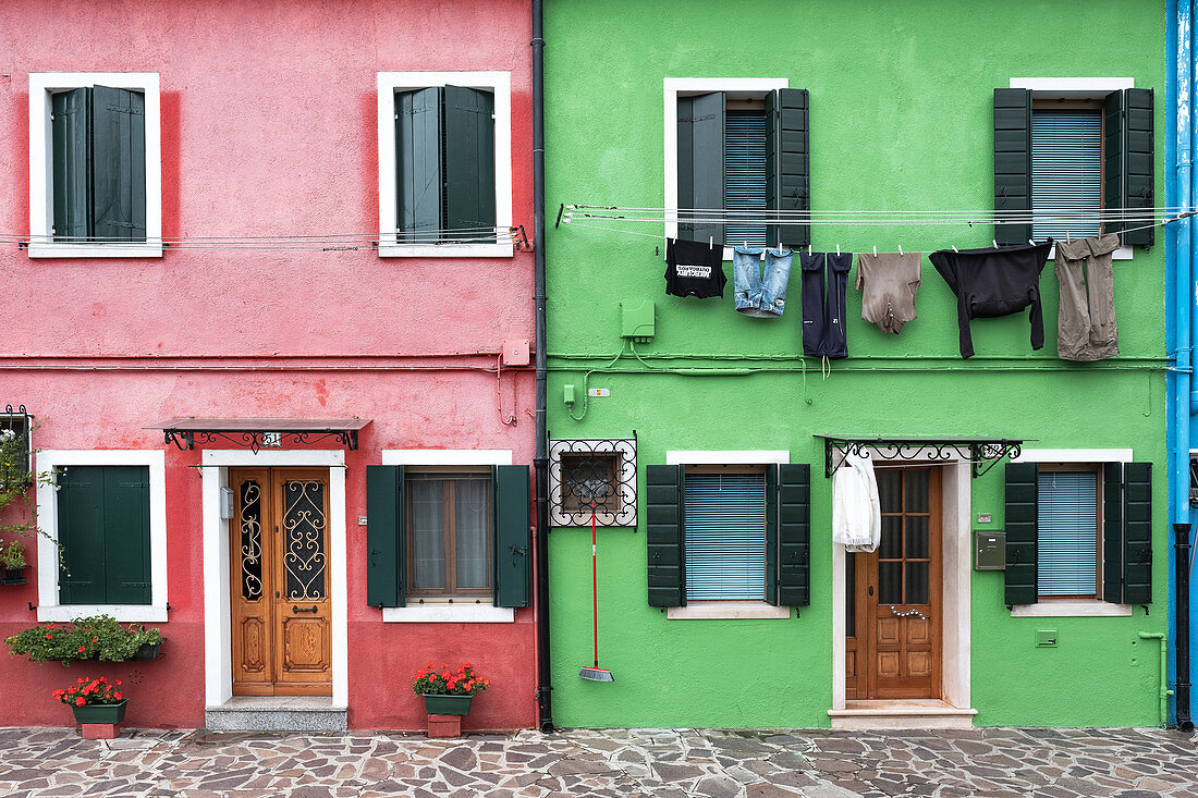 Blick auf die bunte Fassaden in Burano, Lagune von Venedig, Venetien, Italien, Europa