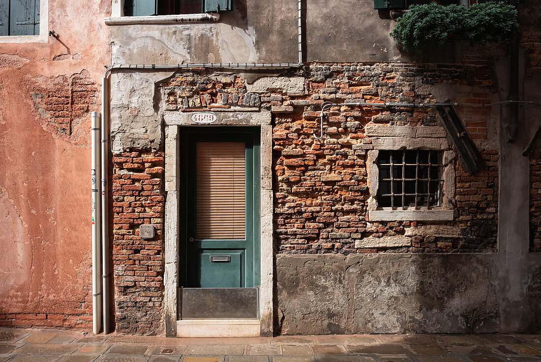 Blick auf eine Fassade mit Eingangstüre in Cannareggio, Venedig, Venetien, Italien, Europa