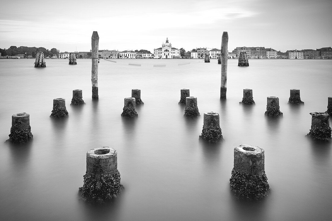 Blick über die Lagune auf die Kirche Le Zitelle auf Giudecca, Venedig, Venetien, Italien, Europa