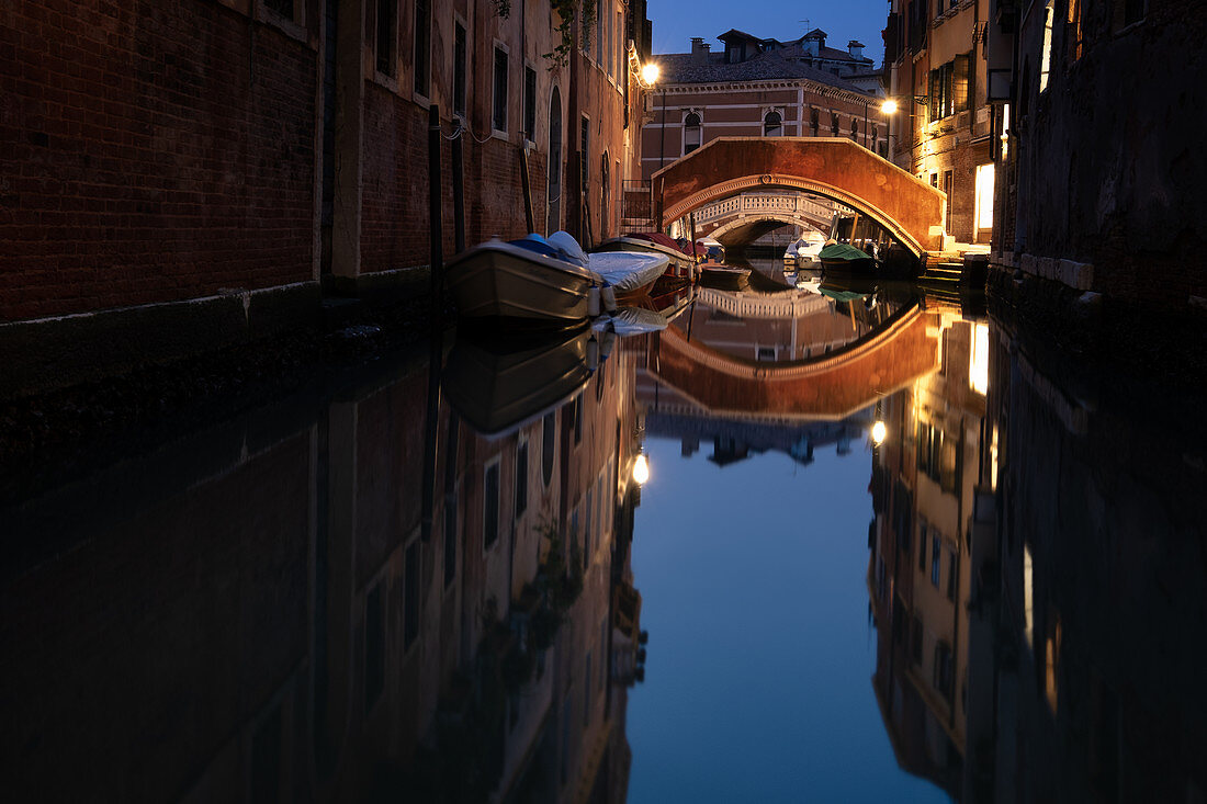 Blick auf einen Kanal mit Brücke und mit Booten am Abend in San Marco, Venedig, Venetien, Italien, Europa