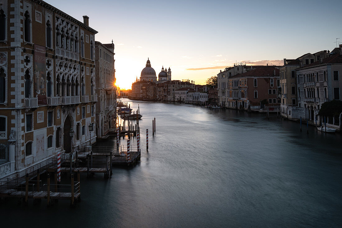 Blick auf den Canale Grande bei Sonnenaufgang, im Hintergrund San Maria della Salute, Venedig, Venetien, Italien, Europa