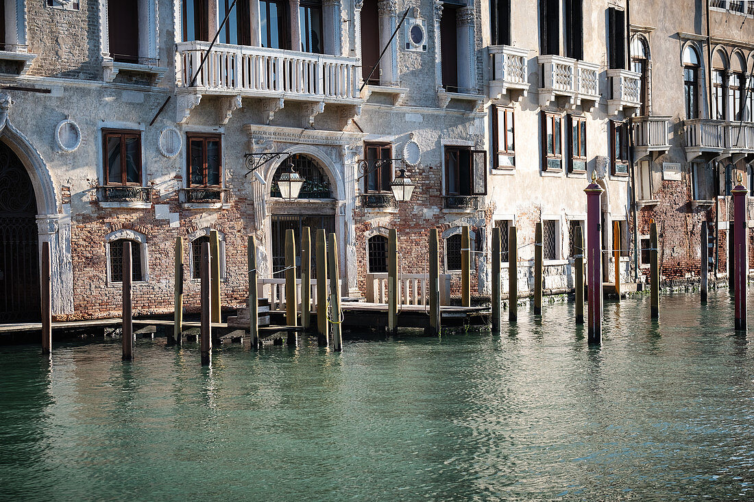 Blick auf die Hausfassade entlang des Canale Grande, Venedig, Venetien, Italien, Europa