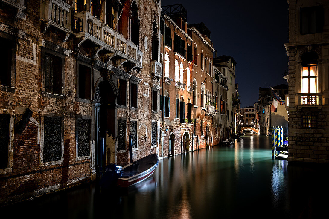 Blick auf venezianische Fassaden bei Nacht, im Hintergrund der Palazzo Tetta, San Marco, Venedig, Venetien, Italien, Europa