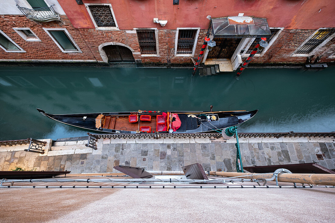 Blick von oben auf eine Gondel in einem Kanal in san Marco, Venedig, Venetien, Italien, Europa