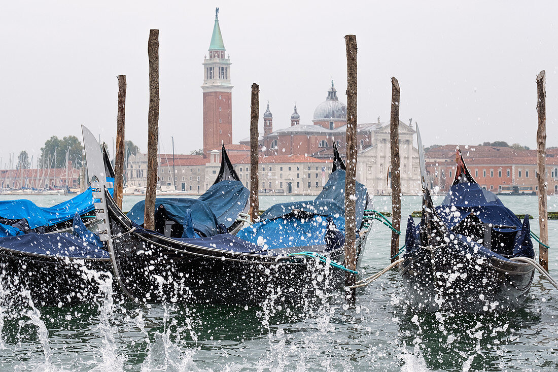 Blick auf die Venezianischen Gondeln am Markusplatz mit Gischt, im Hindergrund die Insel San Giorgio, Venedig, Venetien, Italien, Europa