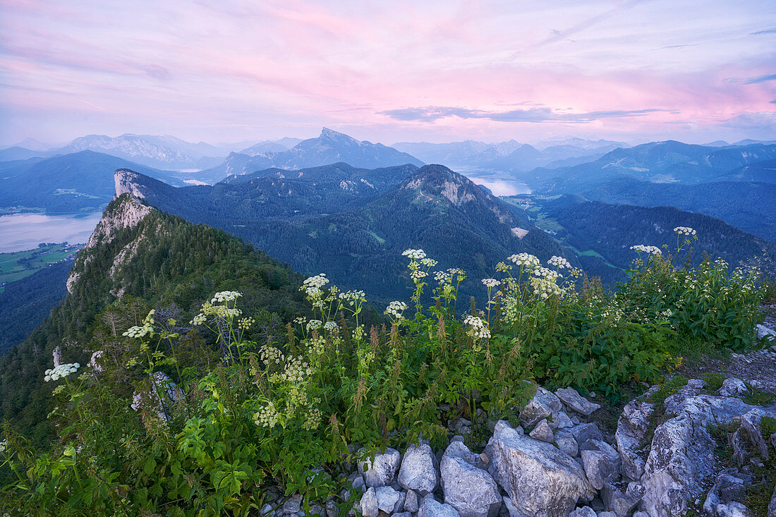 Blick zu Sonneuntergang vom Schober zur Drachenwand und dem Schafberg. Links im Bild der Mondsee und rechts der Wolfgangsee, Salzburger Land, Österreich