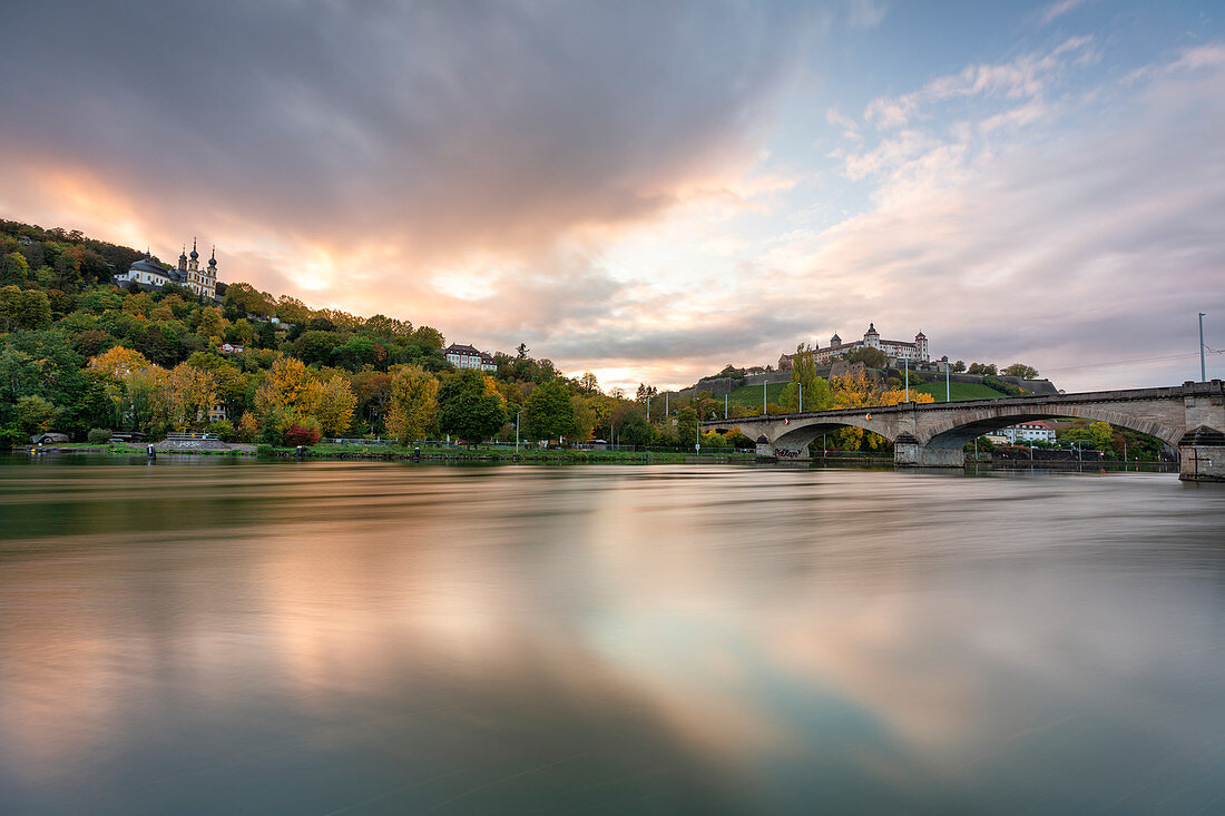 Käppele und Festung Marienberg in Würzburg zum Sonnenuntergang, Unterfranken, Franken, Bayern, Deutschland, Europa