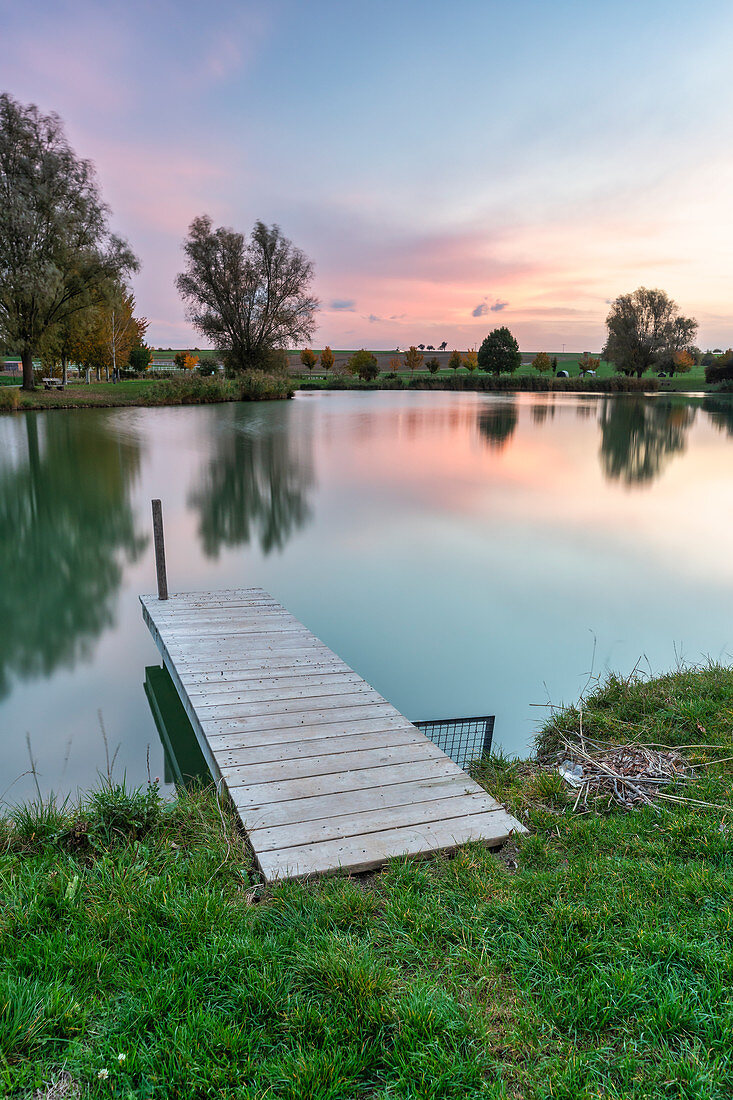 The landscape lake in Seinsheim in the early morning, Kitzingen, Lower Franconia, Franconia, Bavaria, Germany, Europe