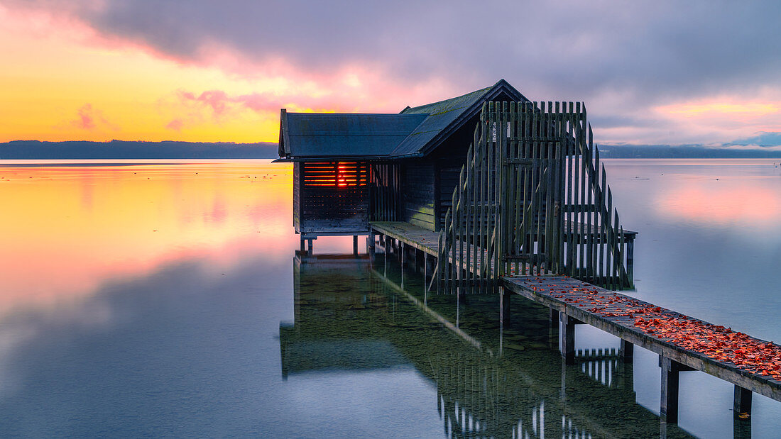 Bootshütte bei Sonnenaufgang am Starnberger See, Tutzing, Bayern, Deutschland