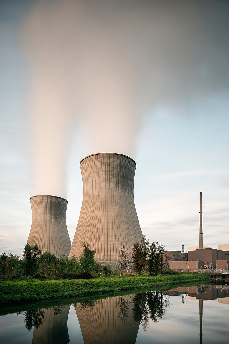 Dampf steigt aus Kühlturm von Atomkraftwerk (AKW) bei Gundremmingen, Landkreis Günzburg, Bayern, Donau, Deutschland