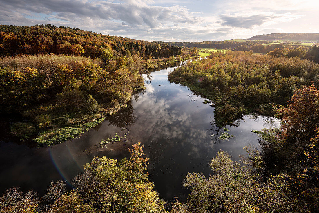 die Braunsel mündet bei Rechtenstein in die Donau, Blick vom Hochwartfelsen, Alb-Donau Kreis, Schwäbische Alb, Baden-Württemberg, Deutschland