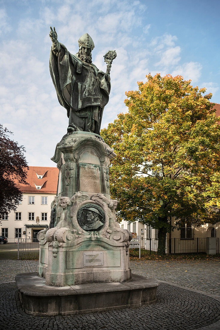 Ulrichsdenkmal vor Amtsgericht, Dillingen an der Donau, Bayern, Deutschland