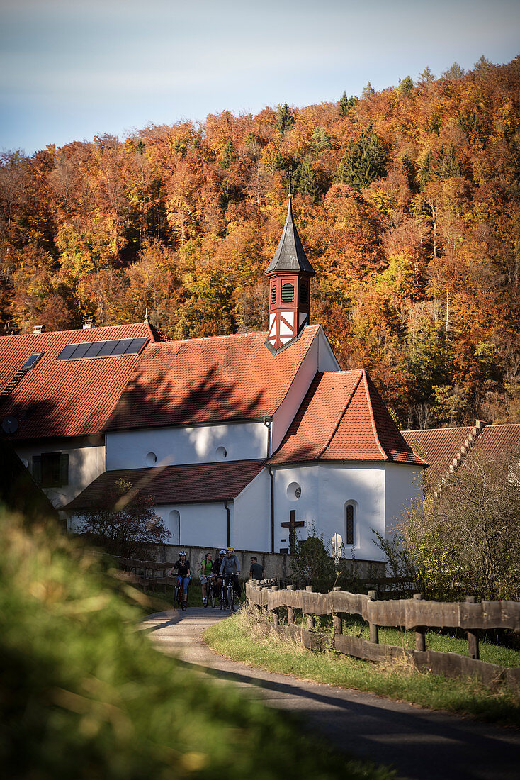 Cyclists on Danube Cycle Path at Kapelle in Thiergarten, Upper Danube Valley Nature Park, Danube, Germany