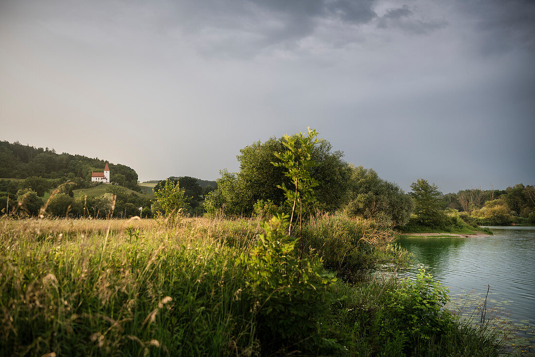 Blick zur Kirche St Felizitas nahe Donauwörth, Landkreis Donau-Ries, Bayern, Donau, Deutschland