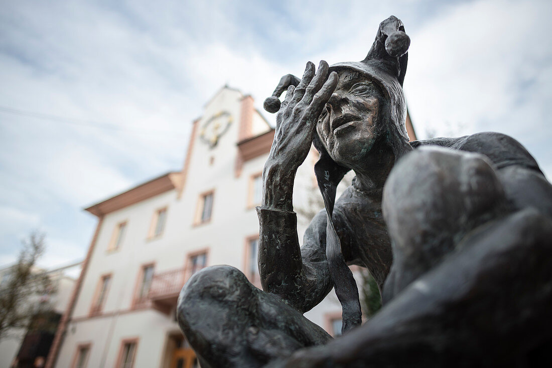 Juggler sculpture on the market square, Ehingen, Danube, Alb-Donau district, Baden-Württemberg, Germany