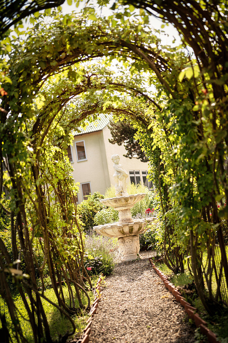 Garten von Rosenschloss Schlachtegg in Gundelfingen an der Donau, Landkreis Dillingen, Bayern, Deutschland