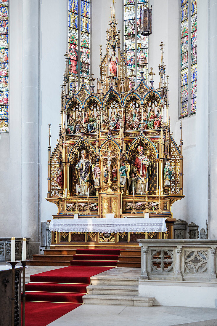 Blick zum Altar in Stadtpfarrkirche St Martin, Lauingen, Landkreis Dillingen, Bayern, Donau, Deutschland