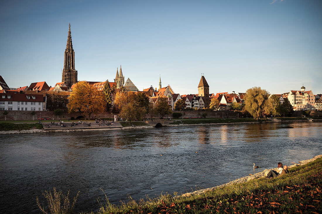 Blick von Neu-Ulm über die Donau hin zum Ulmer Münster und Metzgerturm, Ulm, Schwäbische Alb, Baden-Württemberg, Deutschland