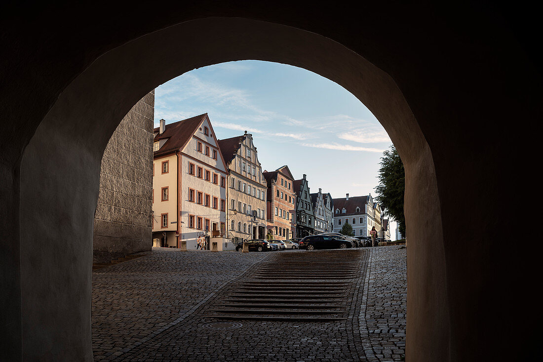 Blick durch Unteres Tor in die Altstadt von Neuburg an der Donau, Landkreis Neuburg-Schrobenhausen, Bayern, Deutschland