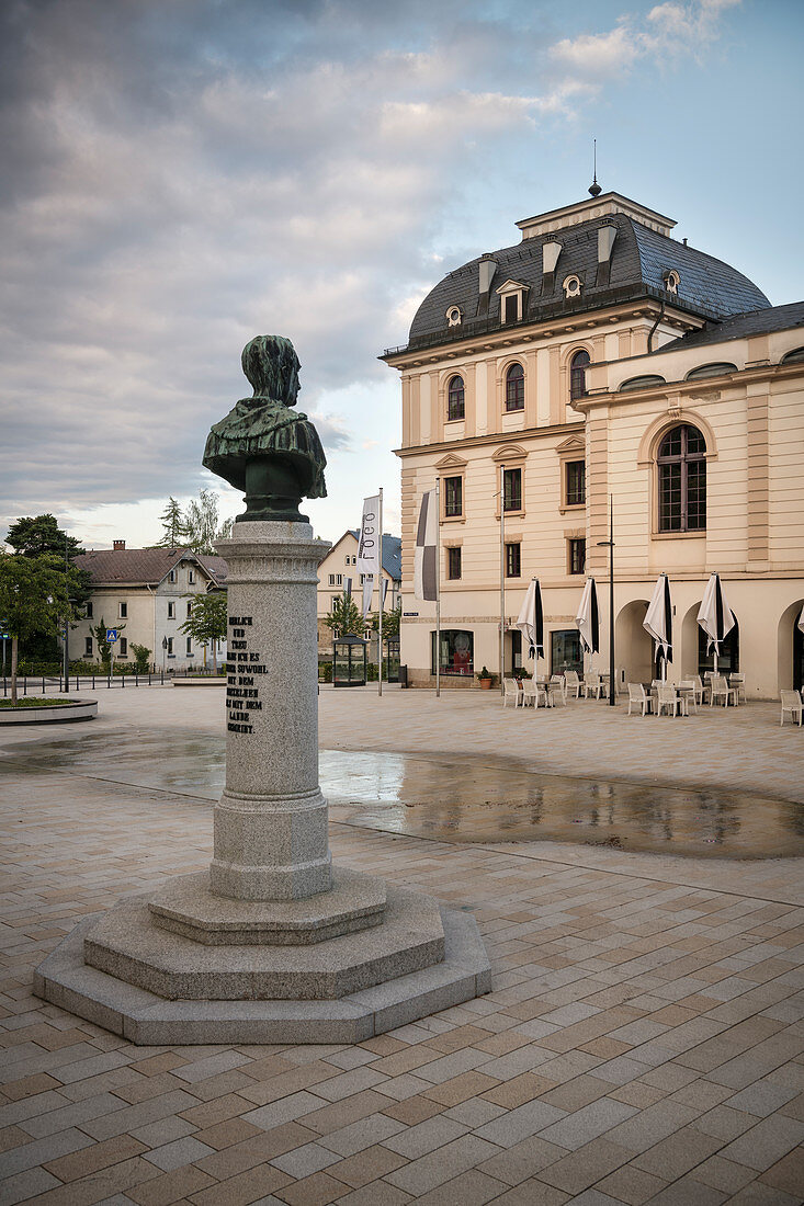 Skulptur blickt auf historisches Gebäude am Leopoldsplatz in Sigmaringen, Baden-Württemberg, Donau, Deutschland