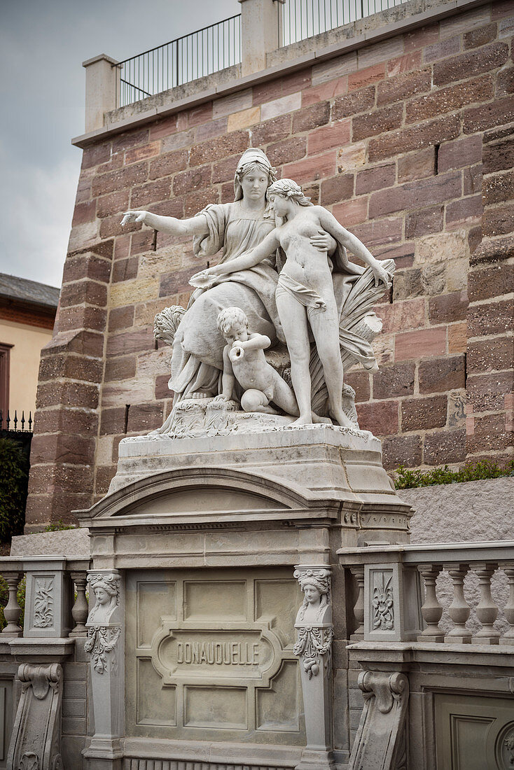 Figurengruppe der Mutter Baar an der Donauquelle beim Schloss in Donaueschingen, Schwarzwald-Baar-Kreis, Baden-Württemberg, Donau, Deutschland