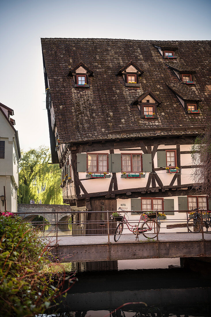 das "Schiefe Haus" ist ein Hotel im Fischerviertel, Ulm,  Schwäbische Alb, Baden-Württemberg, Deutschland