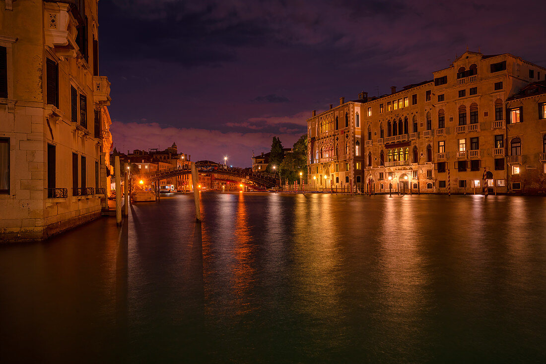 Nächtlicher Blick auf die Ponte dell'Accademia in Venedig, Italien, Europa