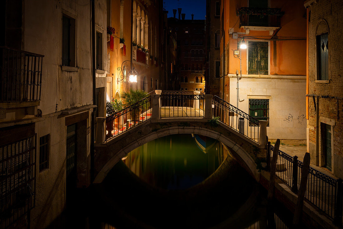 Kleine Brücke im nächtlichen Venedig, Venedig, Venetien, Italien, Europa
