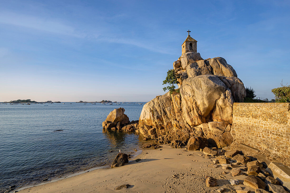 Strand und Kapelle auf einem Felsen, Port Blanc, Côte de Granit Rose, Cotes d'Armor, Bretagne, Frankreich