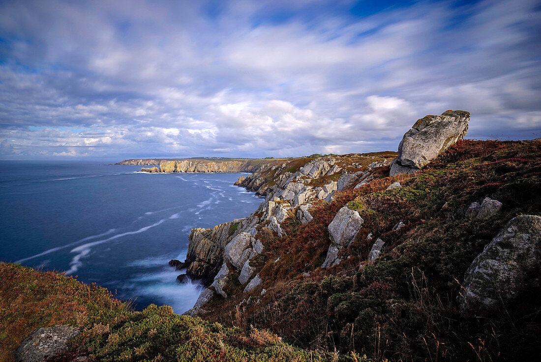 Windiger Tag an der Küste der Bretagne, Frankreich, Europa