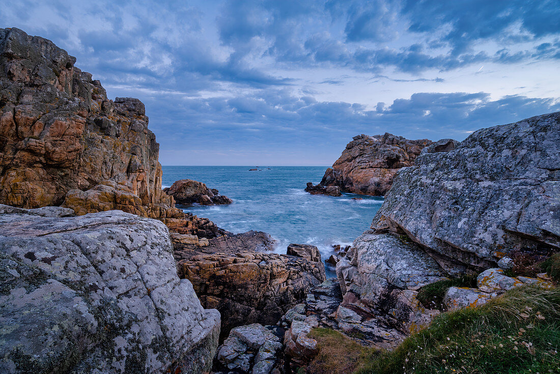 Morgens an der Bretonischen Küste, Bretagne, Frankreich, Europa