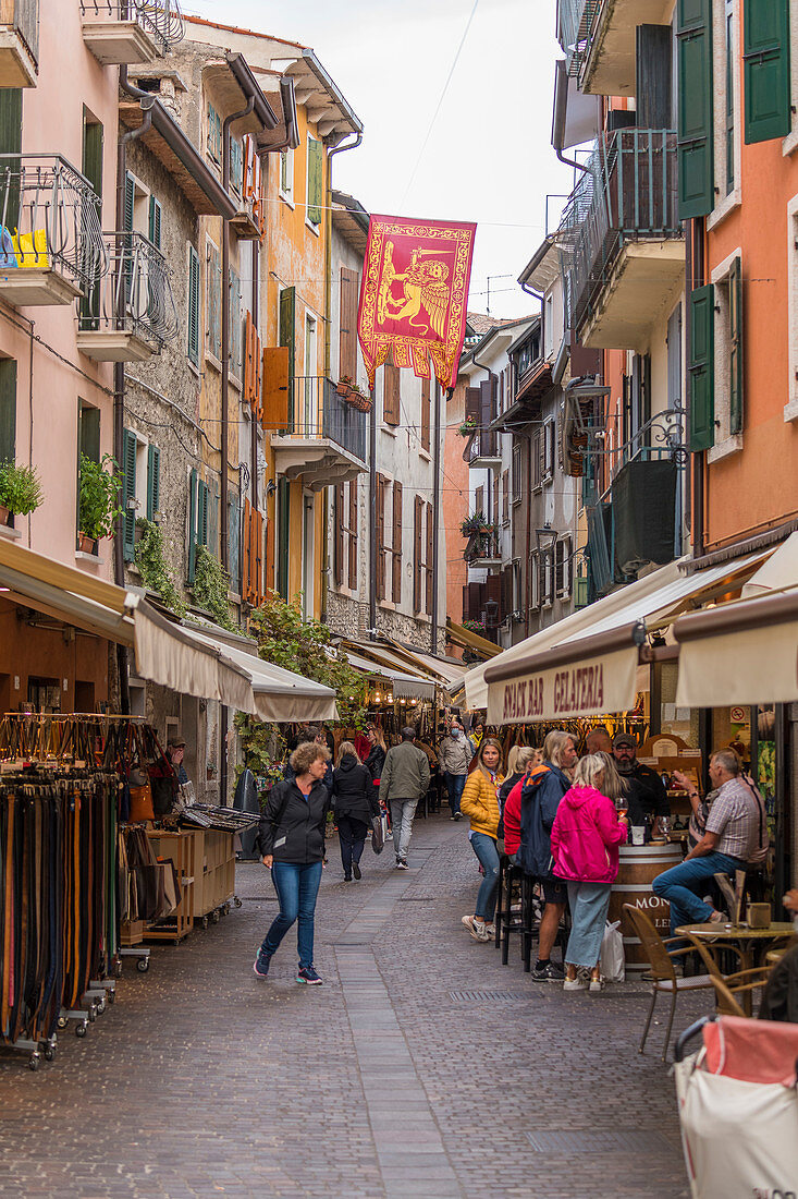 In den Gassen von Garda, Gardasee, Provinz Verona, Italien 