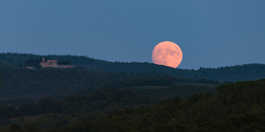 Mondaufgang im Chianti, östlich von Pogibonsi, Toskana, Italien