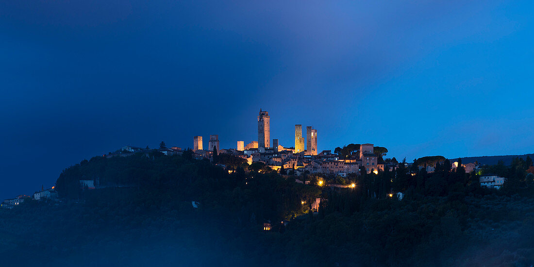 San Gimignano in der blauen Stunde, Provinz Siena, Toskana, Italien 