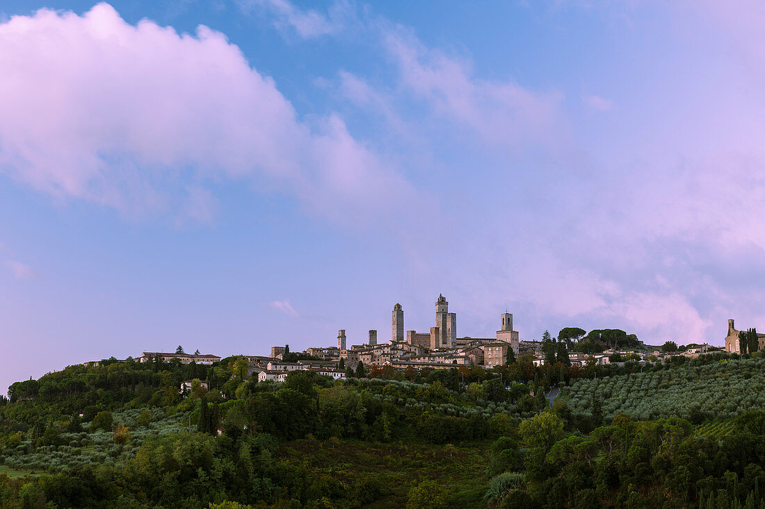 San Gimignano im Sonnenaufgang, Provinz Siena, Toskana, Italien 