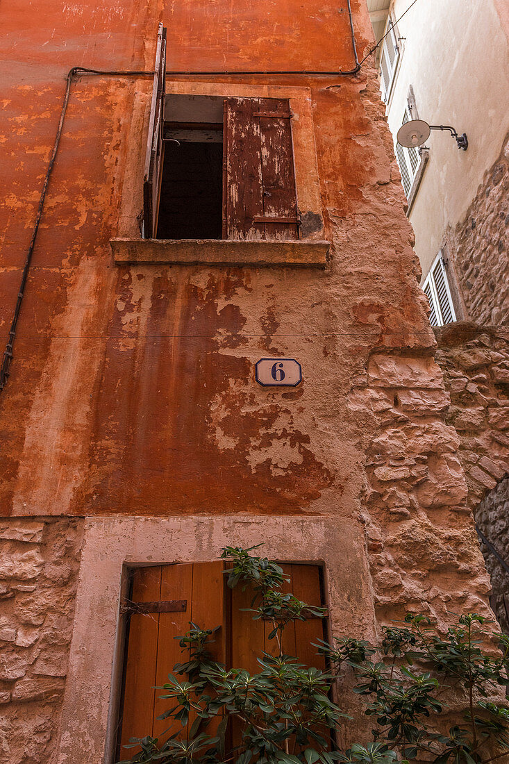 Rote Hauswand in den Gassen von Garda, Gardasee, Provinz Verona, Italien 
